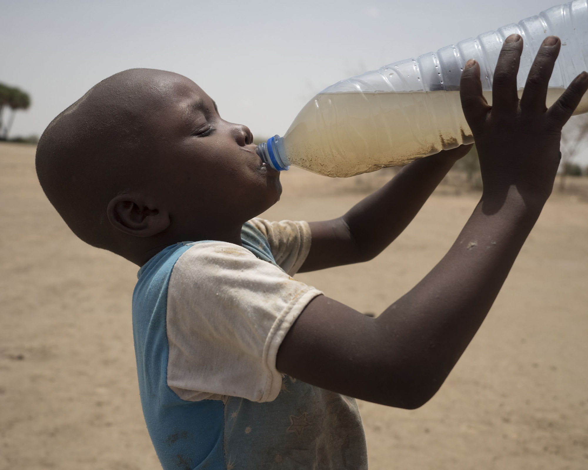 Afrika'da kirli su içen bir çocuk