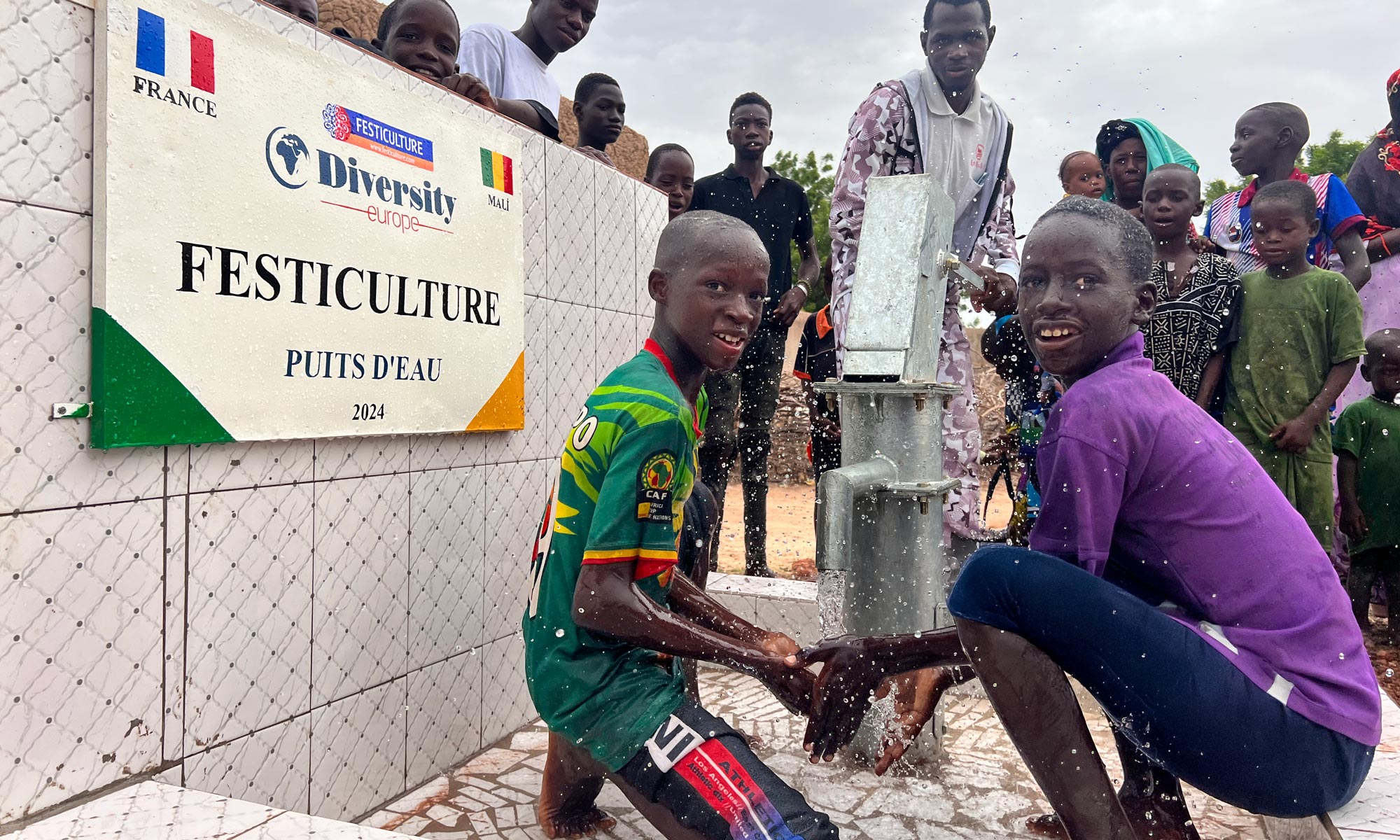 su kuyusu açılışında mutlu olan çocuklar