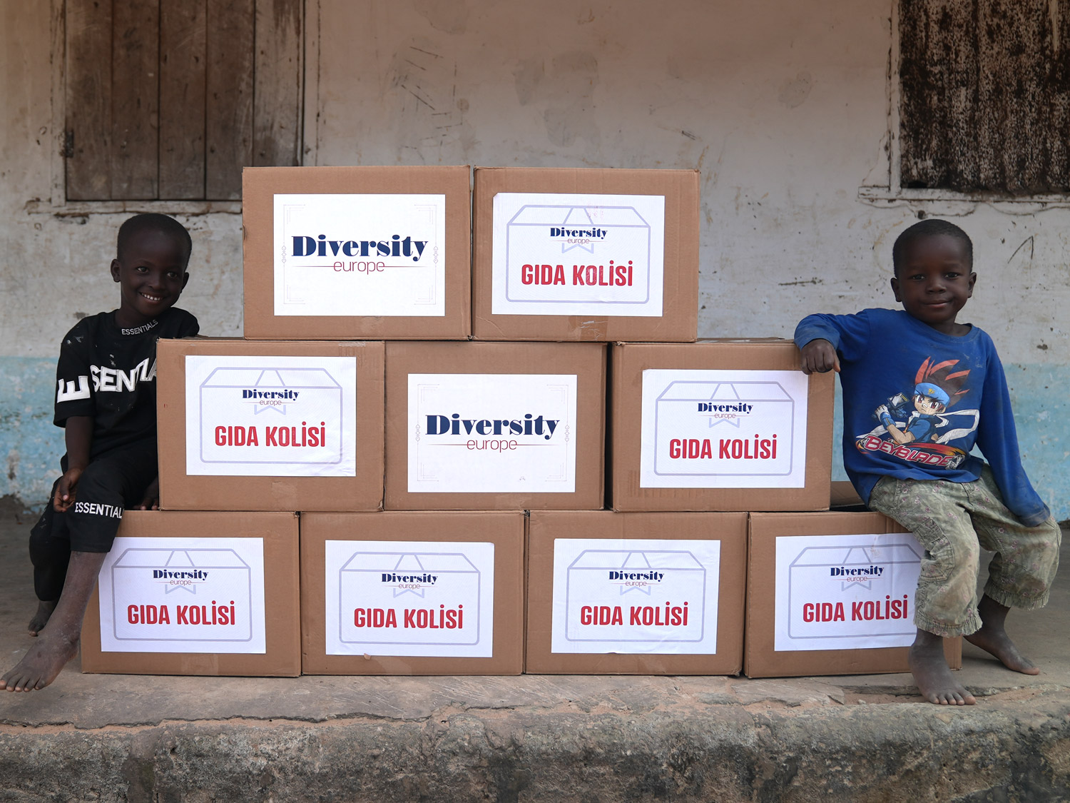 Afrika'daki ihtiyaç sahibi çocuklara ulaştırılan Diversity Europe zekat gıda yardımı kolileri ve mutlu yüzler