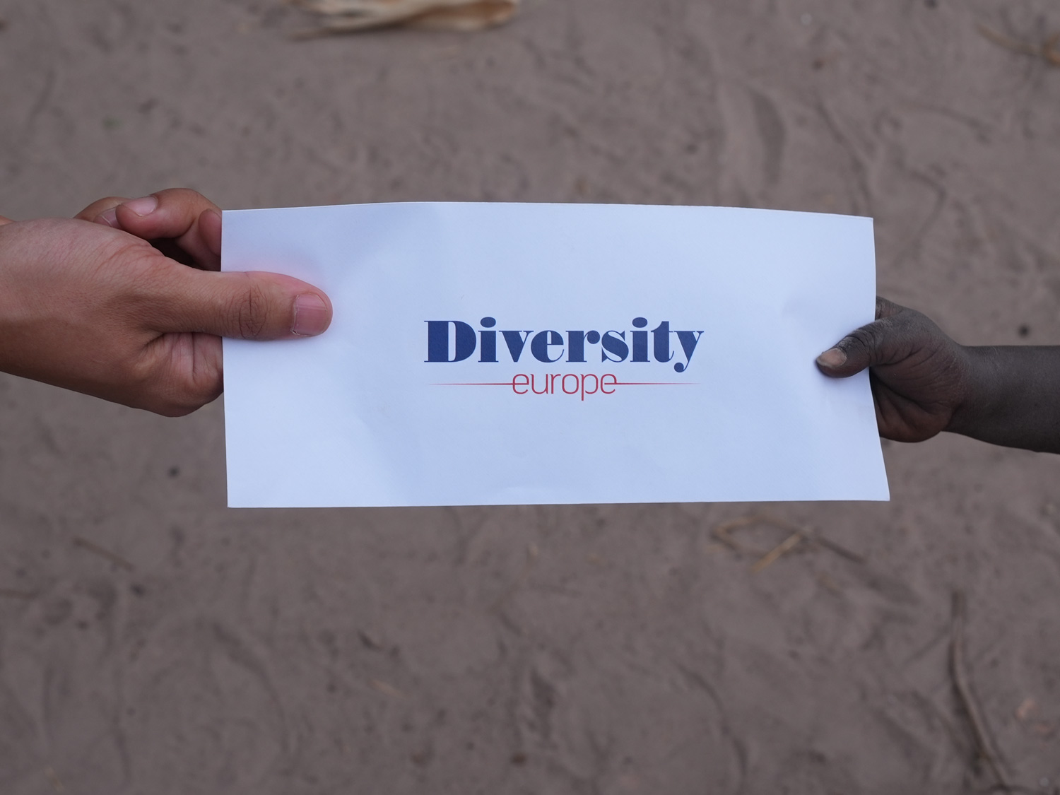 Diversity Europe tarafından ihtiyaç sahiplerine nakit olarak ulaştırılmak üzere hazırlanmış zekat bağış zarfı